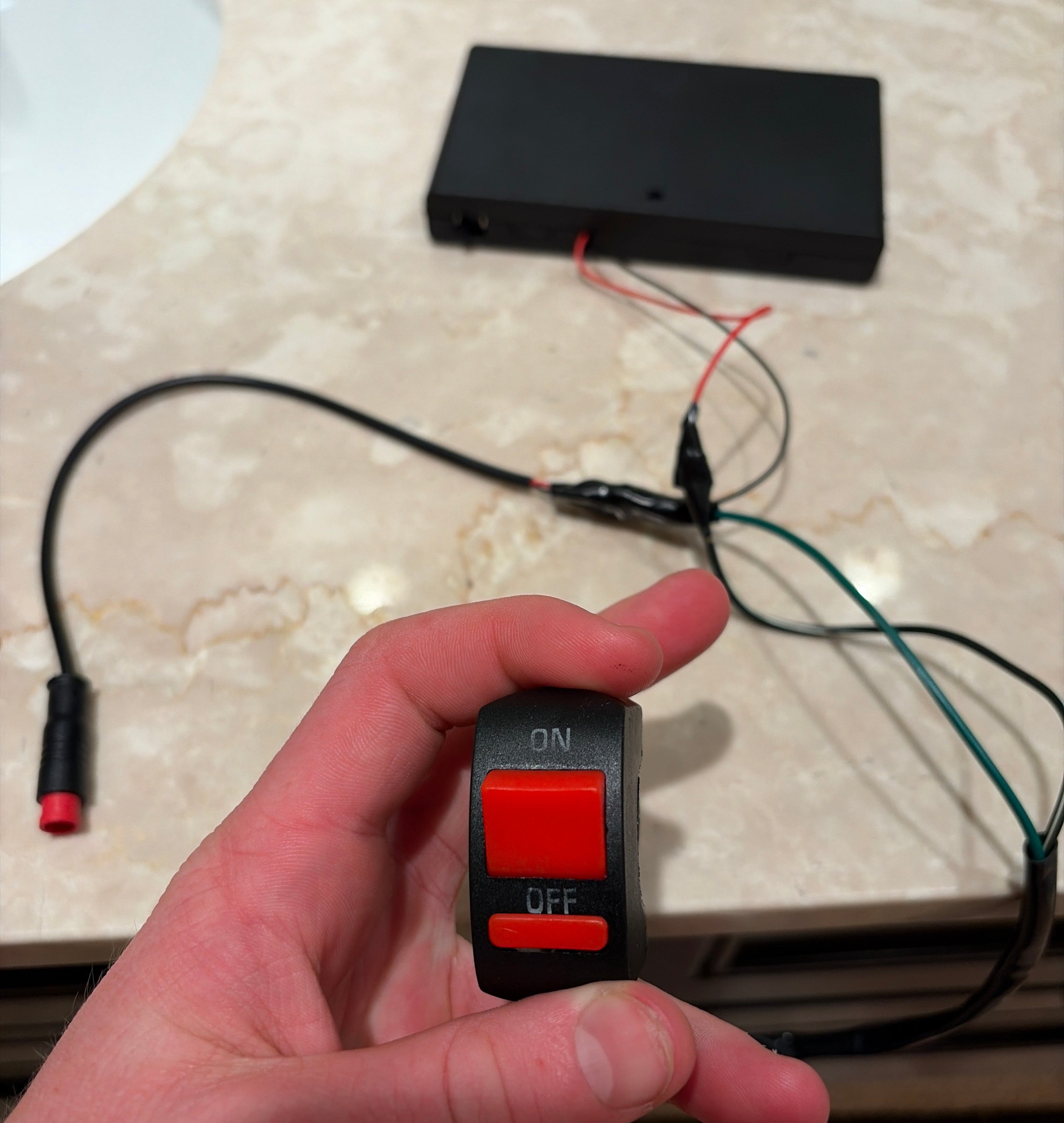 “Plug n play” battery pack for super73